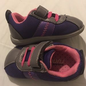 See Kai Run size 4 Infant girl runners, EUC